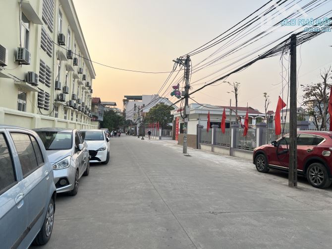 SIÊU PHẨM TRỤC CHÍNH KINH DOANH ĐẲNG CẤP. Sẵn nhà 3 tầng, 50m tới trường học cấp 1 cấp 2